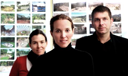 Dieses Bild zeigt die Architektin Tatiana Bilbao im Vordergrund - im Hintergrund  ihre Partner Catia Bilbao und David Vaner.
