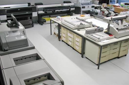 Das DTP-Labor des Fachbereichs Design. Zu erkennen sind verschiedene Drucker, Plotter und Schneidemaschinen.