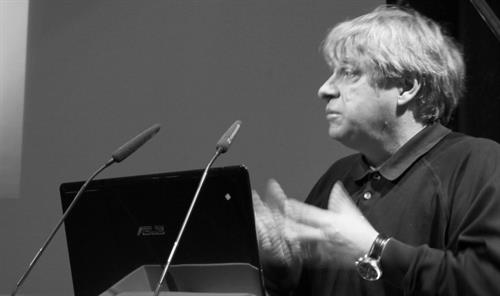 Duncan Lewis bei einem Vortrag.