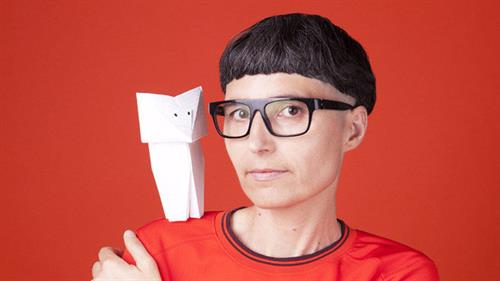 Matali Crasset rot gekleidet vor einem roten Hintergrund.