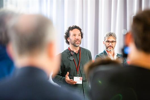 Seit 2012 ist Professor Laurent Lacour Teil der hochkarätigen internationalen Jury des Red Dot Award für die besten Brand- & Communication Designs des Jahres. Er ist Spezialist für Corporate Identity und Corporate Design und lehrt an der Peter Behrens School of Arts der Hochschule Düsseldorf.