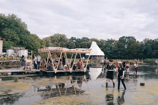 Gruppe Menschen im Pavillon auf dem Wasser