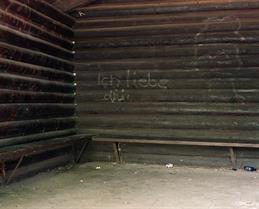 Drittes Foto von Timo Matthies Serie "Future Unwritten". Zu sehen ist ein verblasster Graffiti-Schriftzug auf einer Holzwand. Geschrieben wurde "Ich liebe dich".