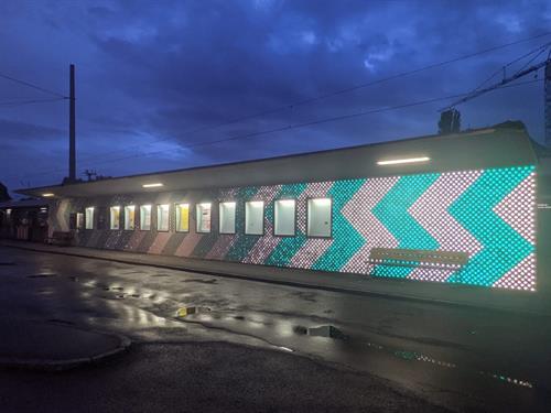 As part of the first Lindau Biennale, Prof. Martin Pfeifle has artistically designed the bus stop at the Inselbahnhof. "Destination Paradise" is the title of the installation, in which the artist has pasted 18,000 cat's eyes on the white-painted wall and ceiling of the bus stop's wall and canopy. 