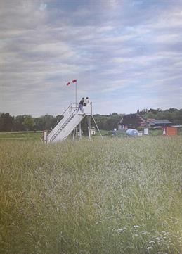 Photography by the artist Markus Ambach. Two people can be seen on a ladder, as it is used to enter aeroplanes. Both are looking into the distance.