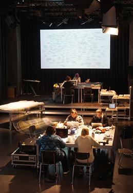 In the rooms of the theatre at the main station and with the team of dramaturges, actors and guests, research was carried out, ideas developed and experiments conducted.
The questions were: What does a university of tomorrow look like, spaces, teaching, hierarchies, the relationship to the world, how and what is learned, how does it understand freedom, what is its resistance directed against?