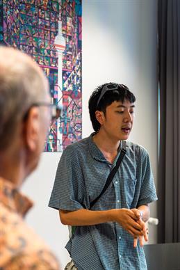 Impressions of the 2023 Summer Work Show. A student explains his work.
