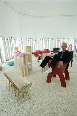 A photo of Martin Pfeifle with his work "die heftige variante des lockerseins".